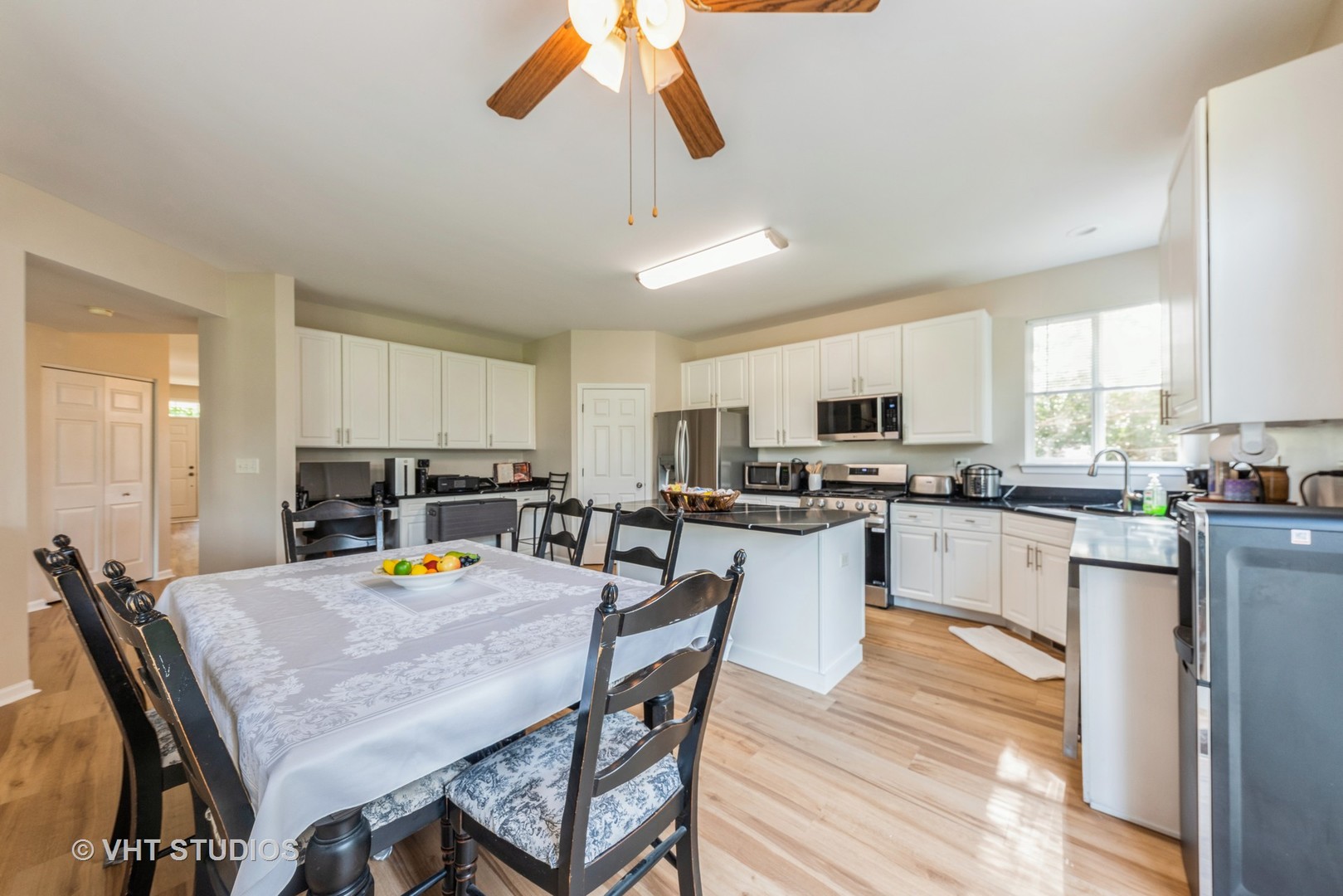 715 W Jonathan Drive, Round Lake, IL 60073