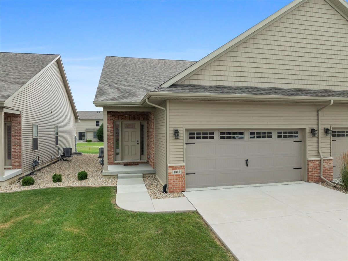 1815 Glenbridge Road, Bloomington, IL 61704