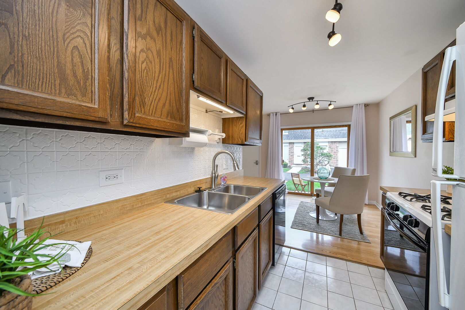 463 Sunnybrook Lane, Wheaton, IL 60187