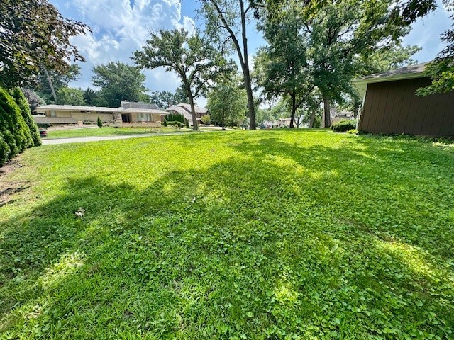 37 E Cambridge Drive, Oak Brook, IL 60523