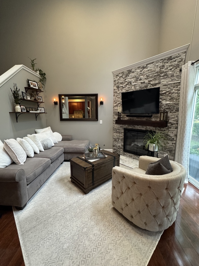 2827 White Thorn Circle, Naperville, IL 60564