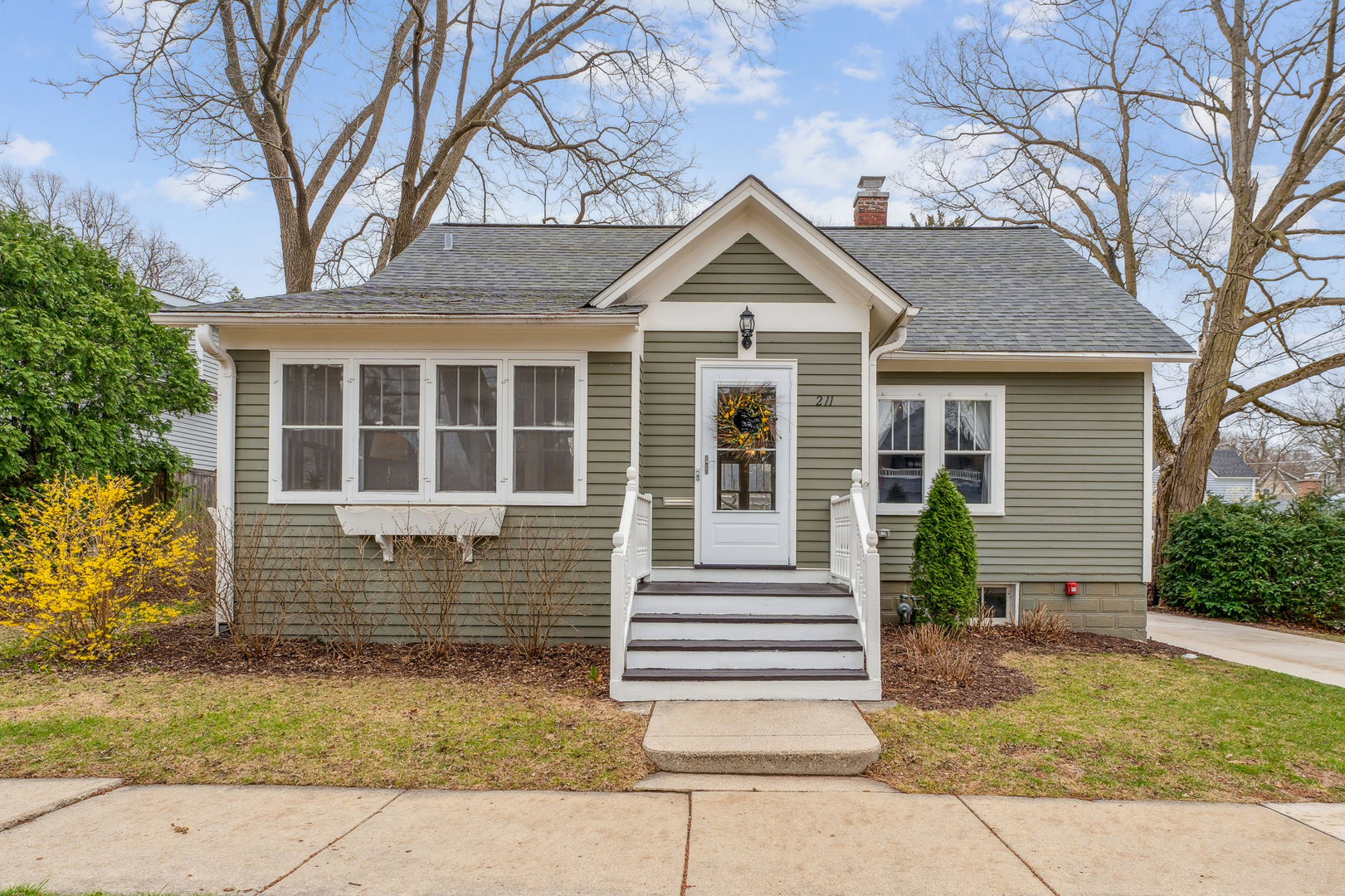 211 E Russell Street, Barrington, IL 60010