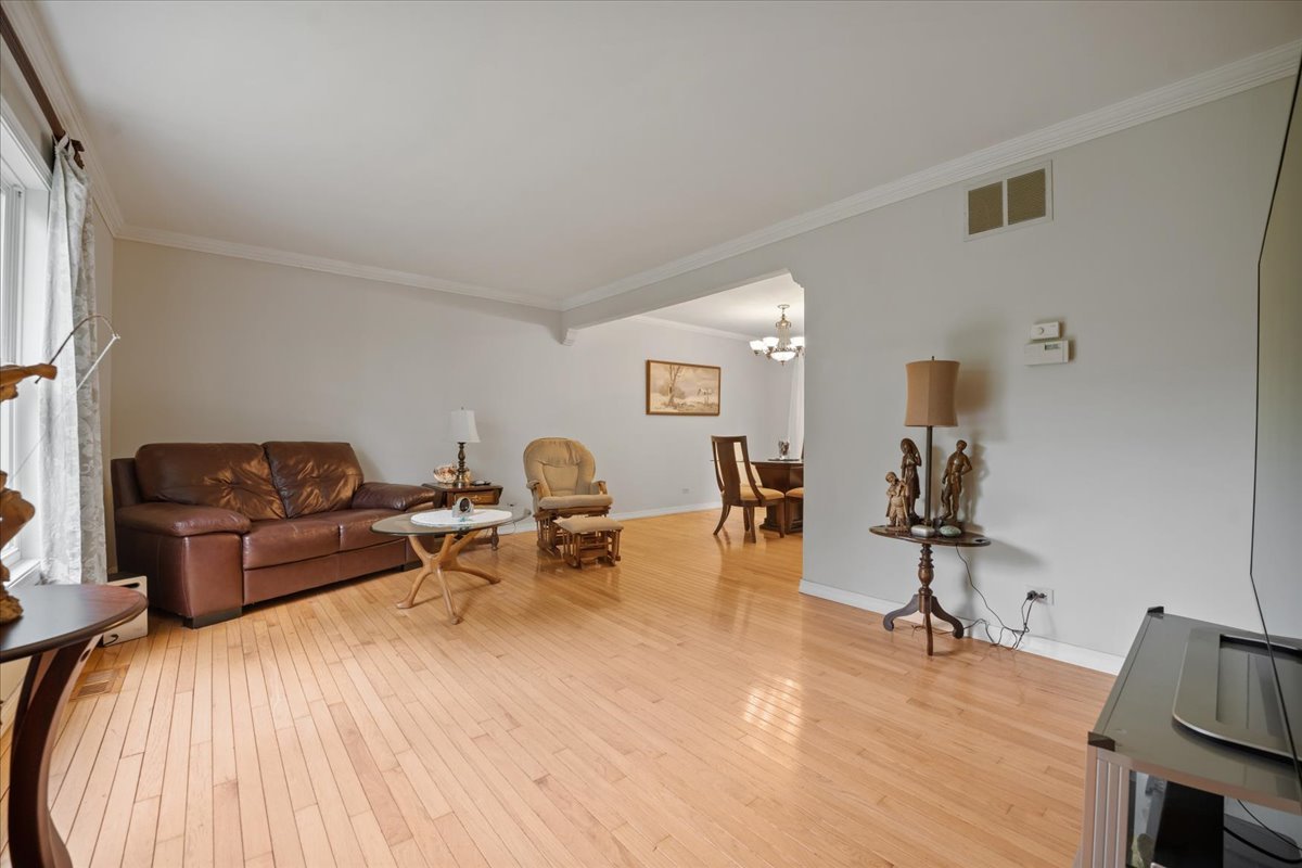 1N730 Macqueen Drive, West Chicago, IL 60185