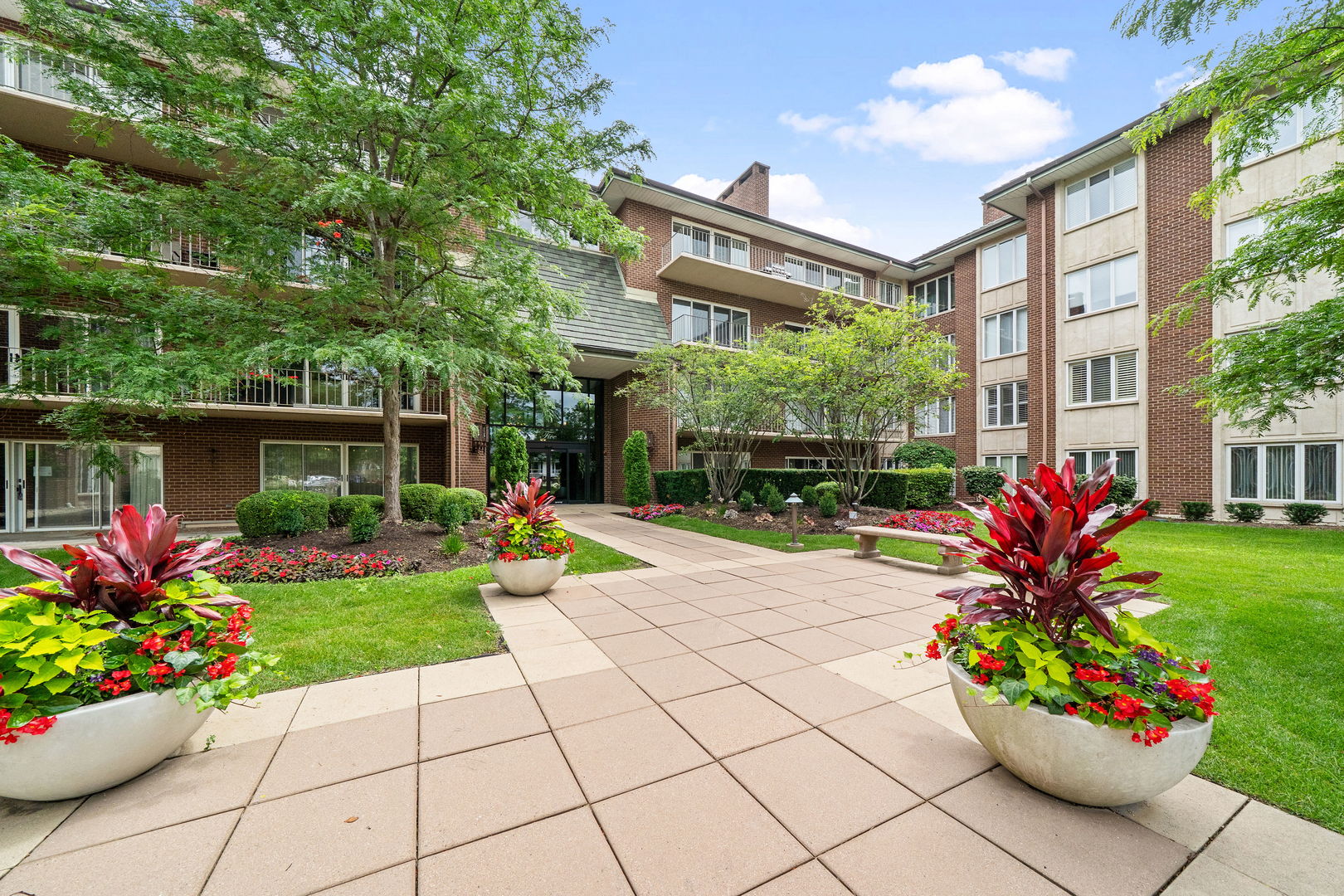 5 Oak Brook Club Drive #N303, Oak Brook, IL 60523