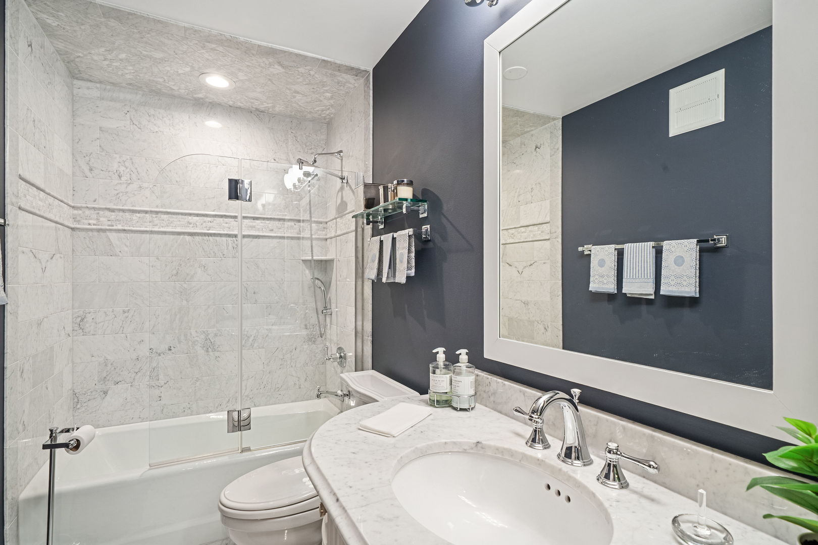 5 Oak Brook Club Drive #N303, Oak Brook, IL 60523