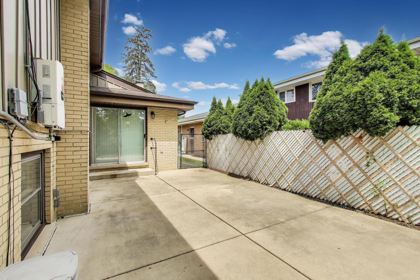 8015 W Church Street, Niles, IL 60714