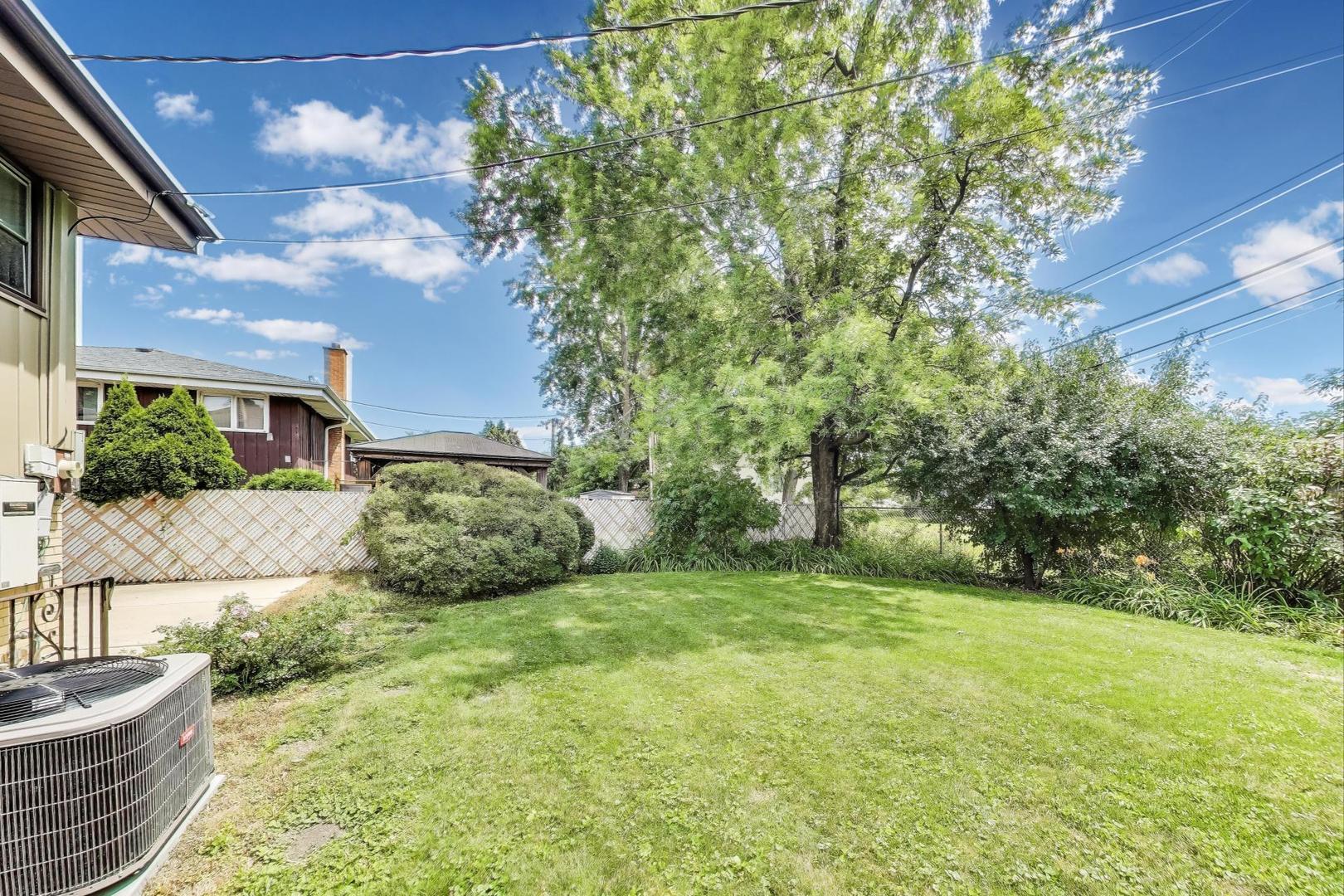 8015 W Church Street, Niles, IL 60714