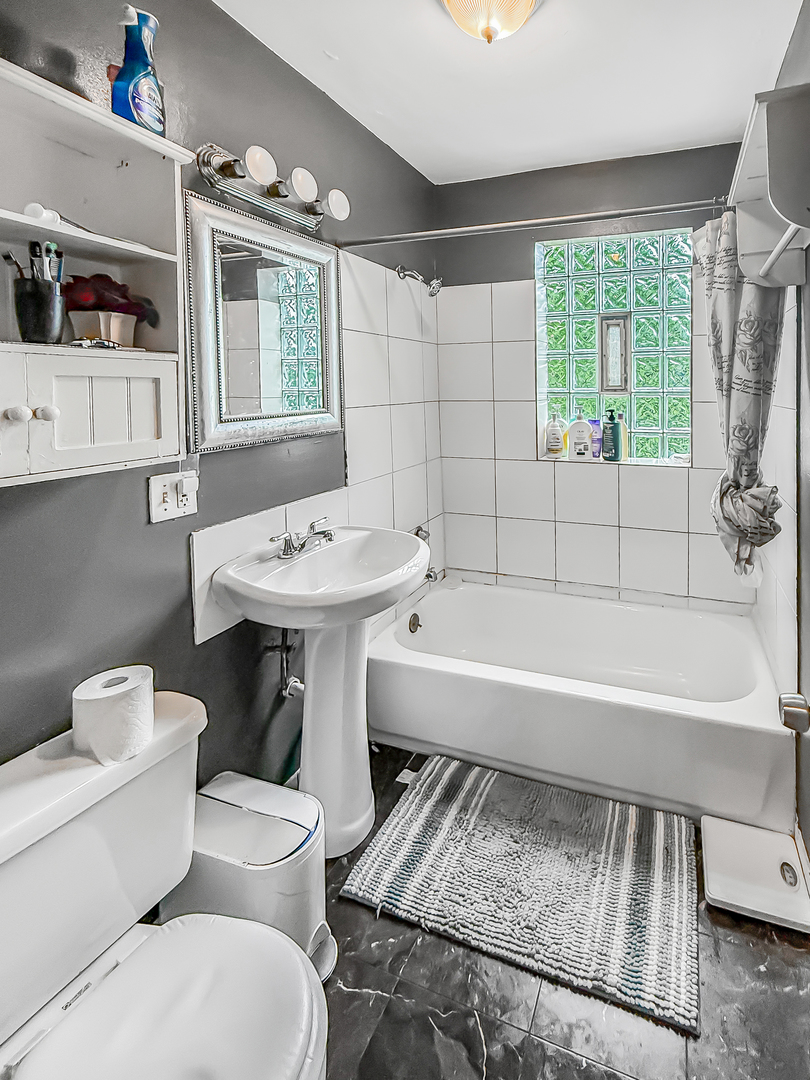 8539 S Saint Lawrence Avenue, Chicago, IL 60619