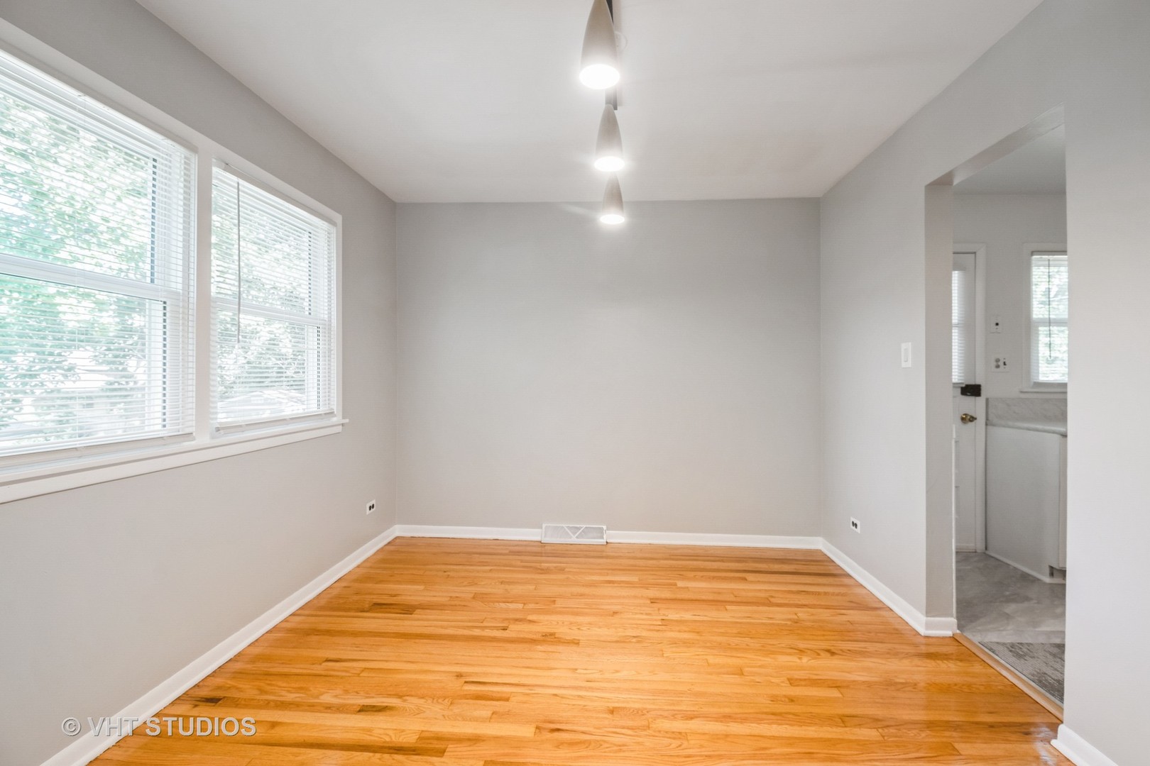 18745 Queens Road, Homewood, IL 60430