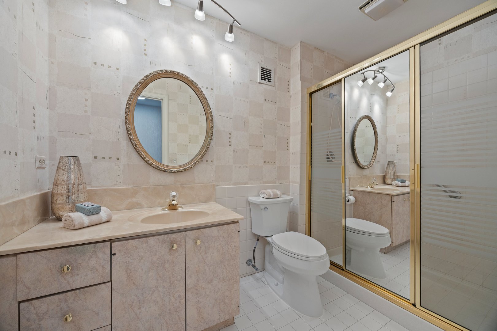 2 Oakbrook Club Drive #B207, Oak Brook, IL 60523