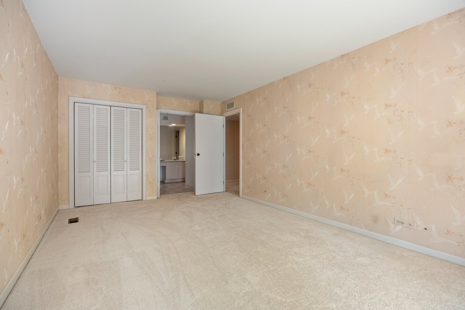 2 Oakbrook Club Drive #B207, Oak Brook, IL 60523