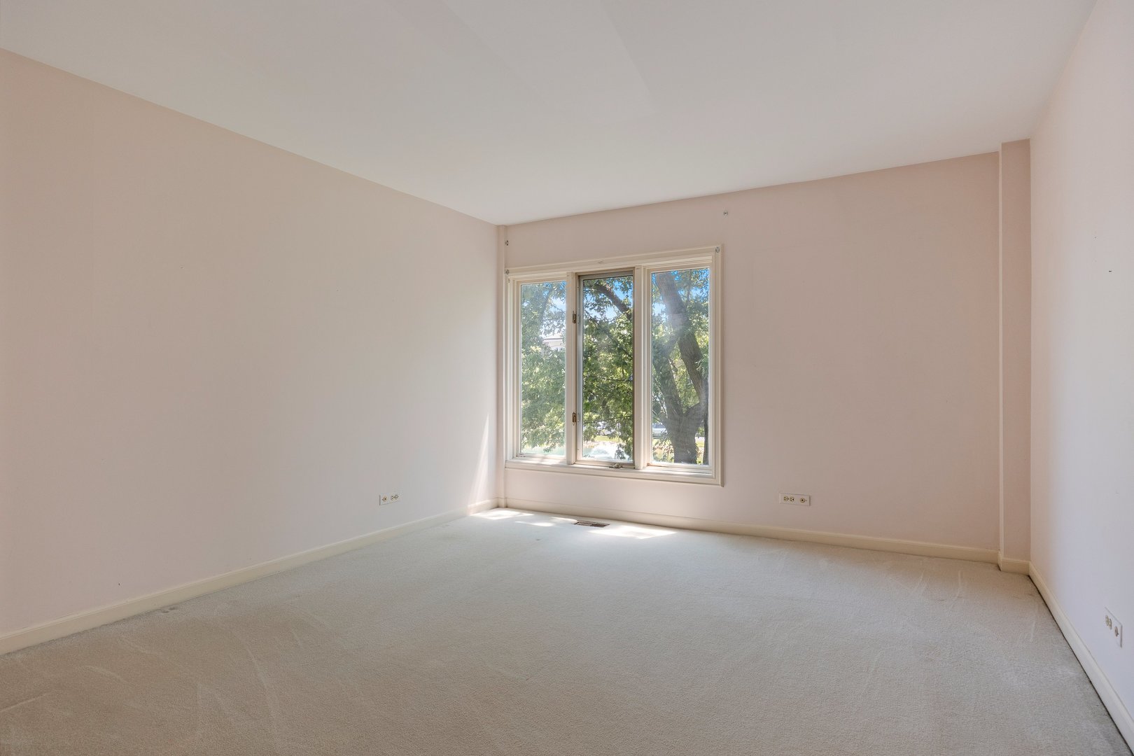 2 Oakbrook Club Drive #B207, Oak Brook, IL 60523
