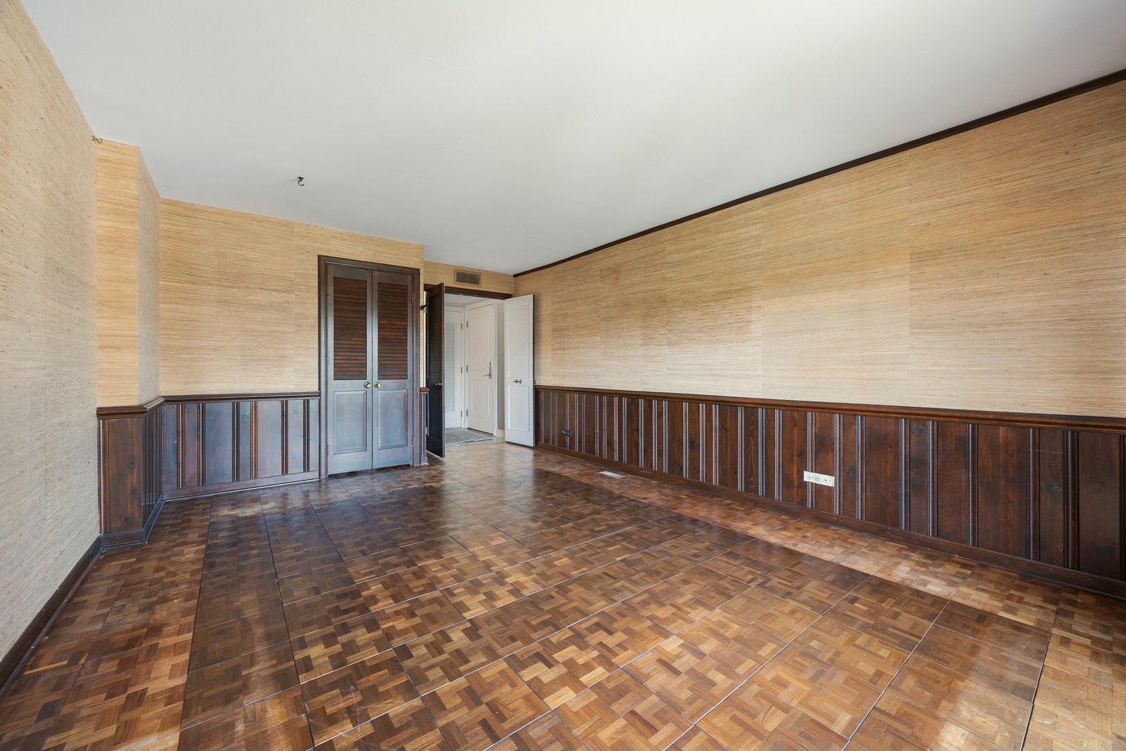 2 Oakbrook Club Drive #B207, Oak Brook, IL 60523