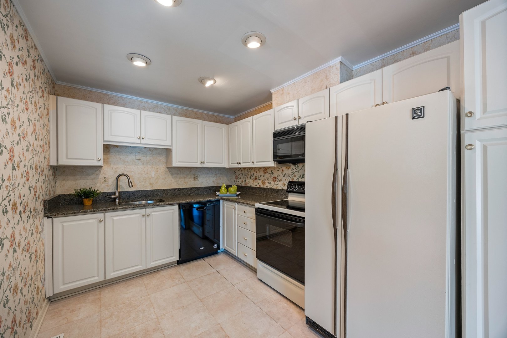 2 Oakbrook Club Drive #B207, Oak Brook, IL 60523