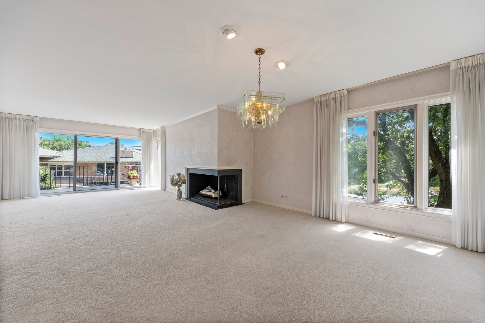 2 Oakbrook Club Drive #B207, Oak Brook, IL 60523