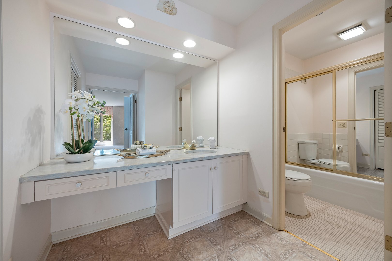 2 Oakbrook Club Drive #B207, Oak Brook, IL 60523