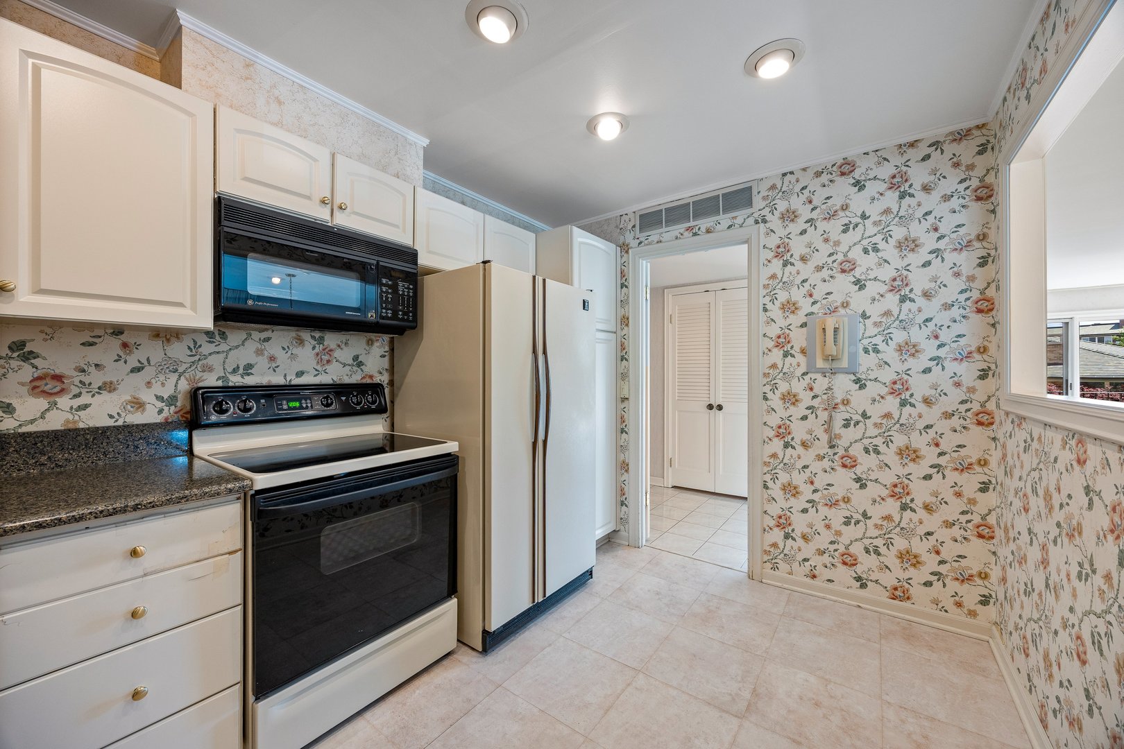 2 Oakbrook Club Drive #B207, Oak Brook, IL 60523