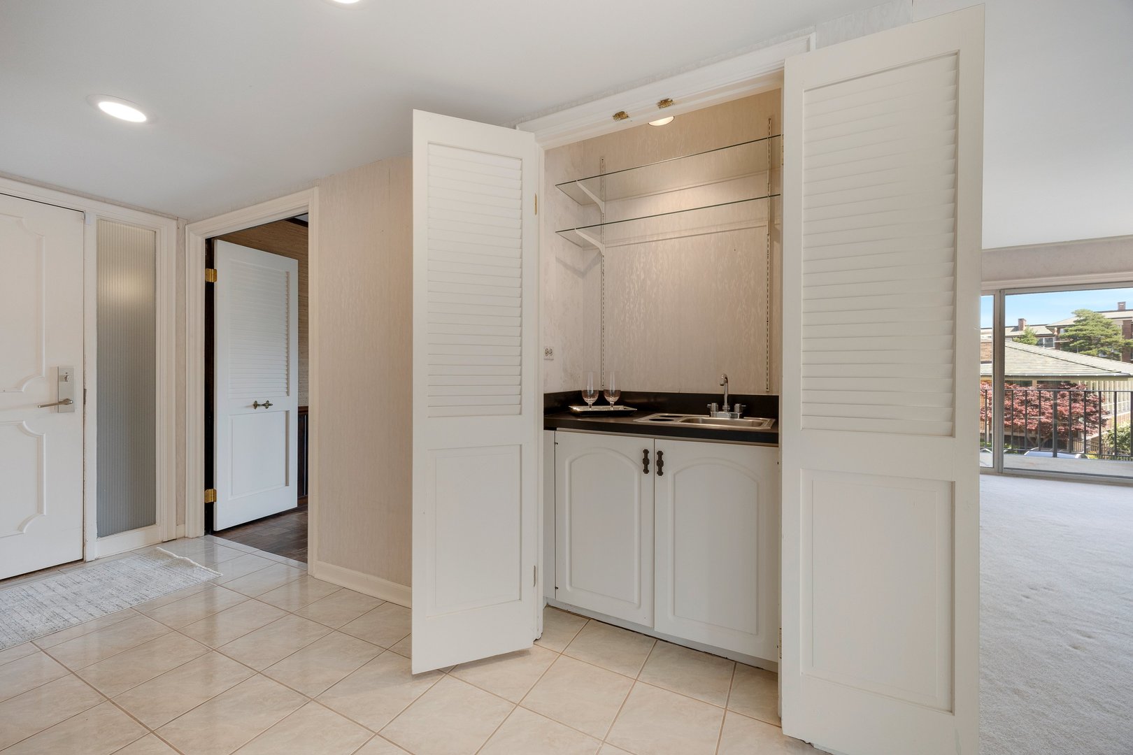 2 Oakbrook Club Drive #B207, Oak Brook, IL 60523