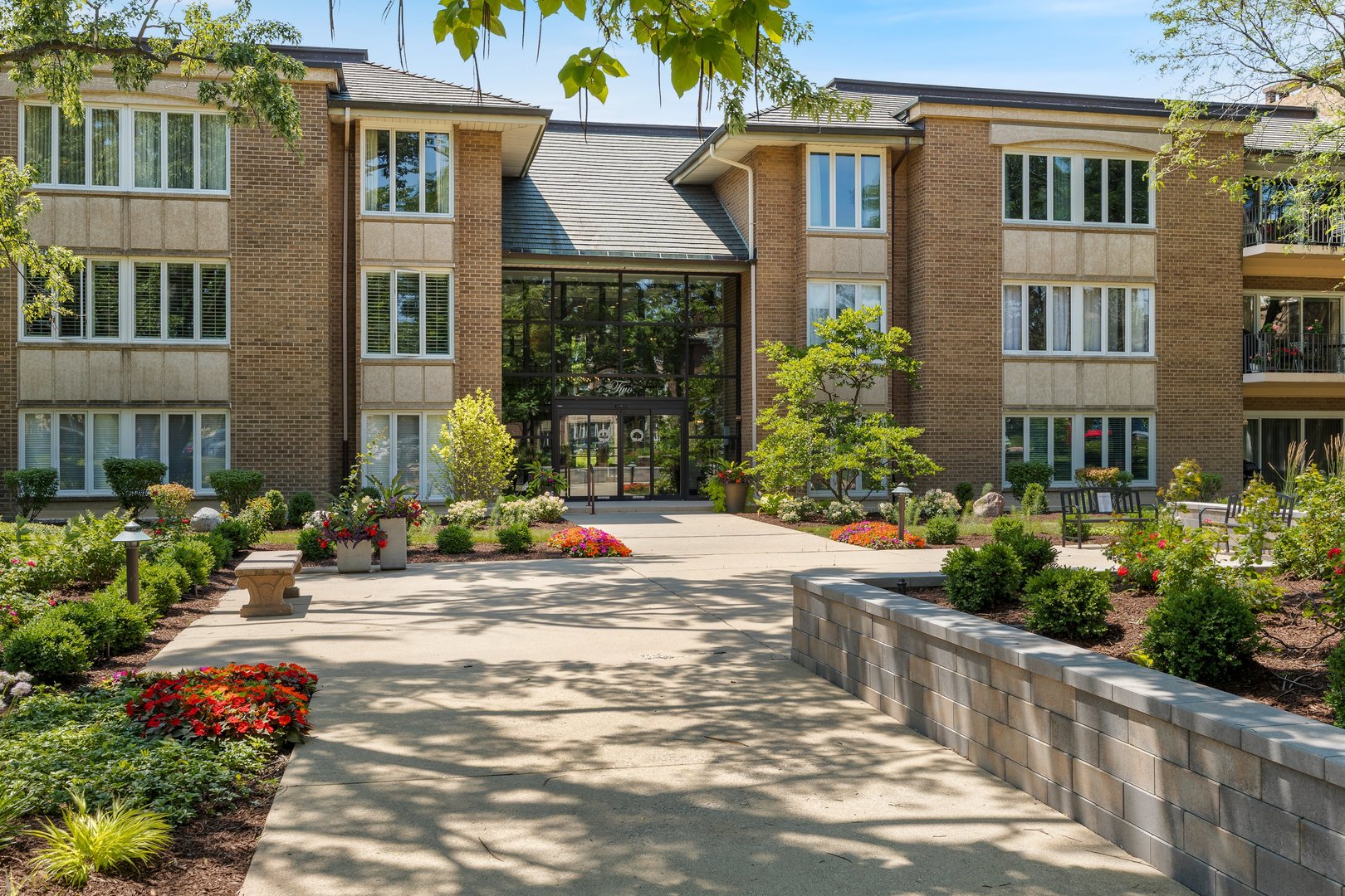 2 Oakbrook Club Drive #B207, Oak Brook, IL 60523