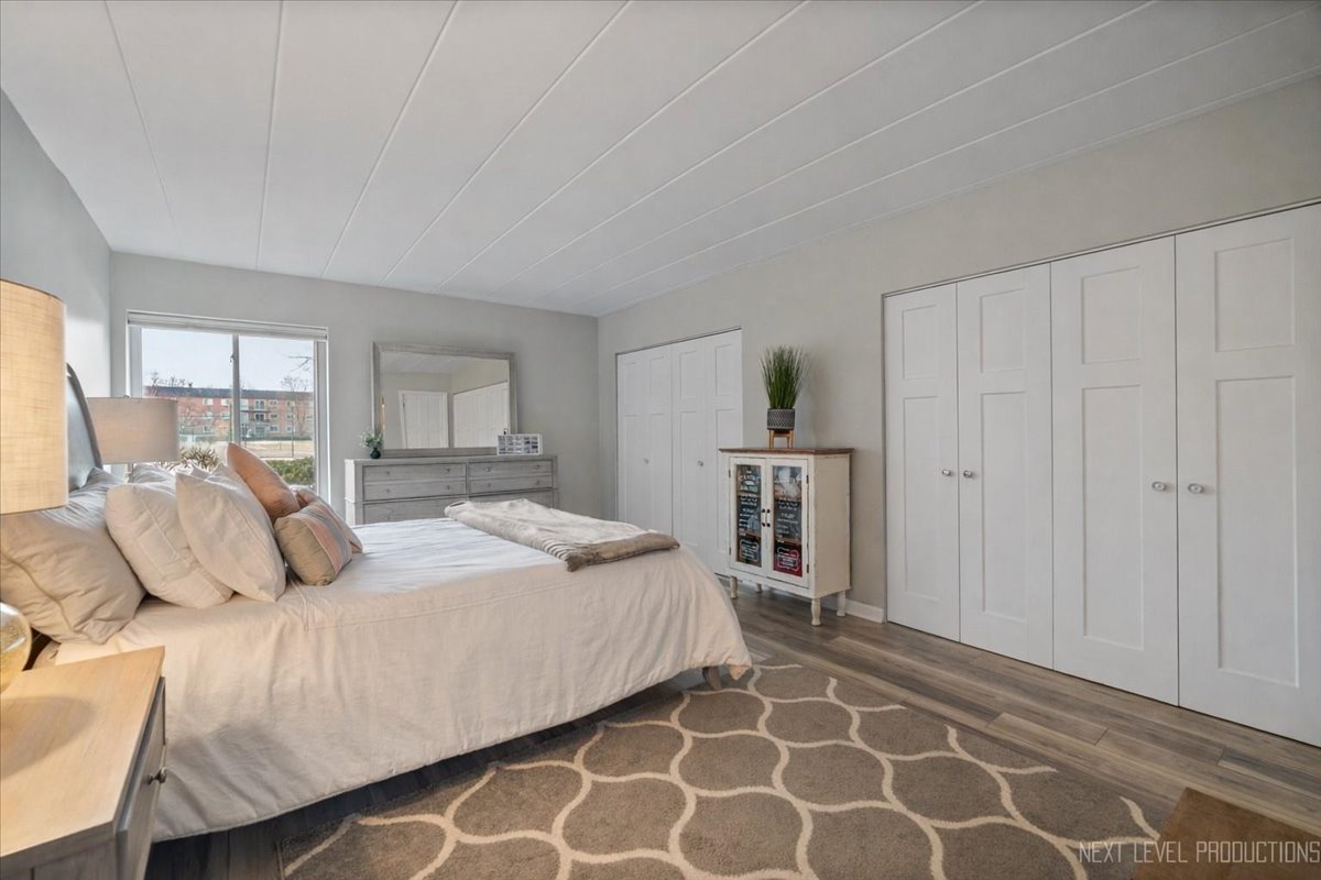 1052 N Mill Street #111, Naperville, IL 60563