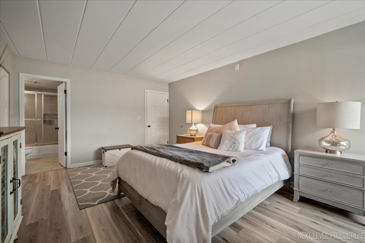 1052 N Mill Street #111, Naperville, IL 60563