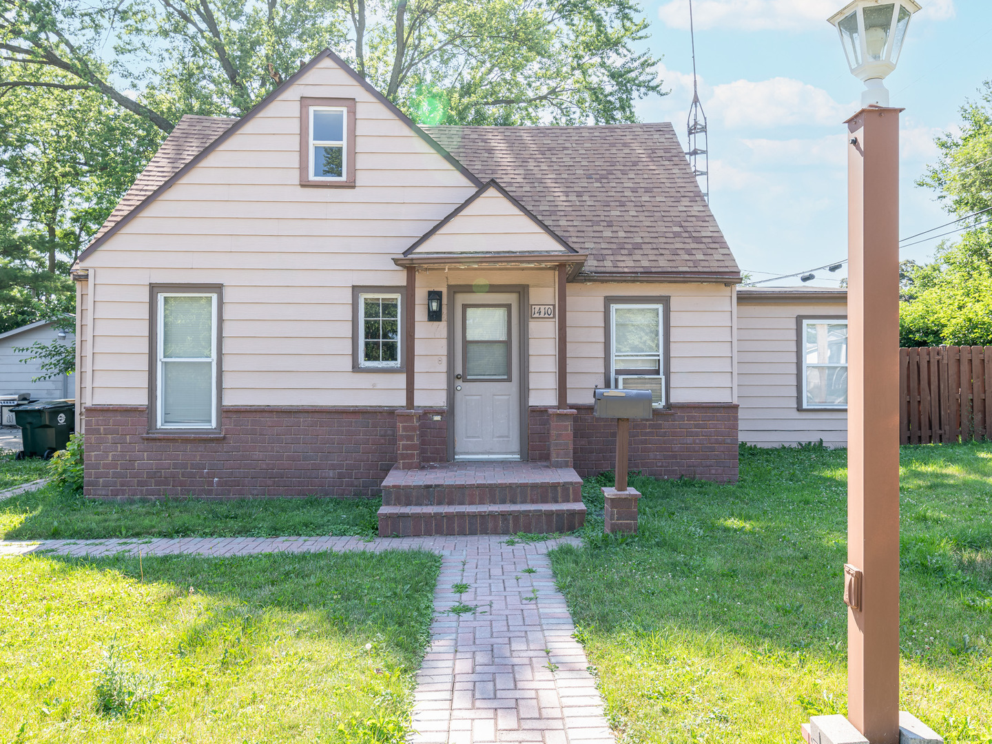 1410 N East End Avenue, Round Lake Beach, IL 60073