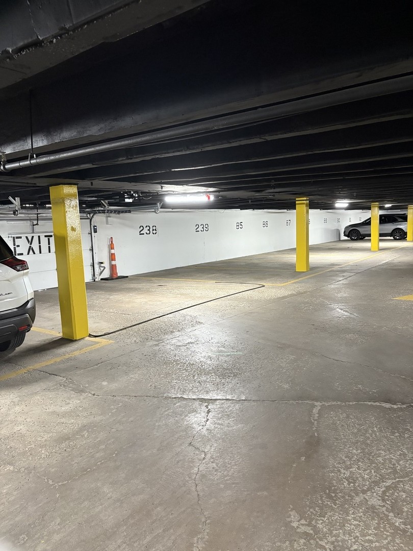 40 N Tower Road #11E, Oak Brook, IL 60523