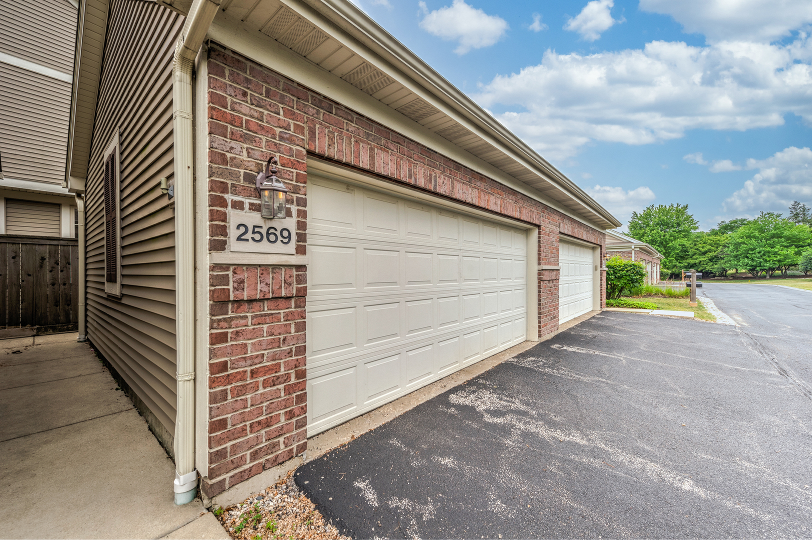 2569 Waterbury Lane, Buffalo Grove, IL 60089