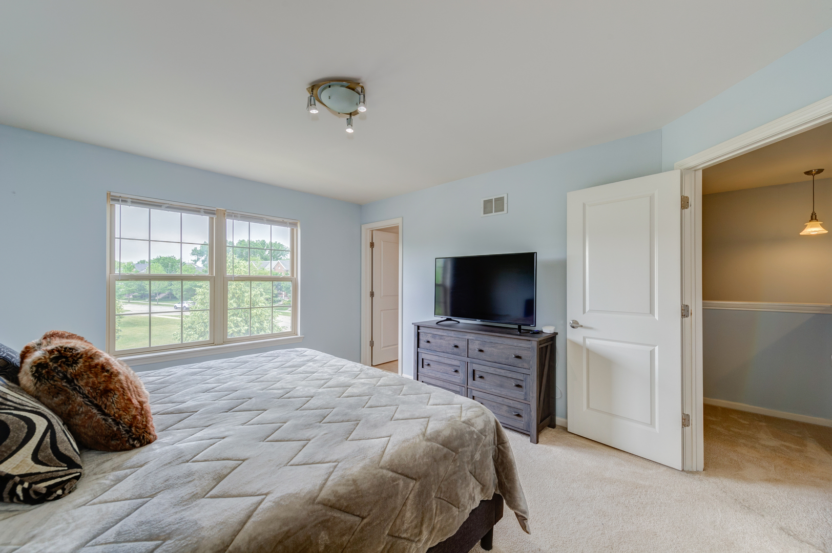 2569 Waterbury Lane, Buffalo Grove, IL 60089