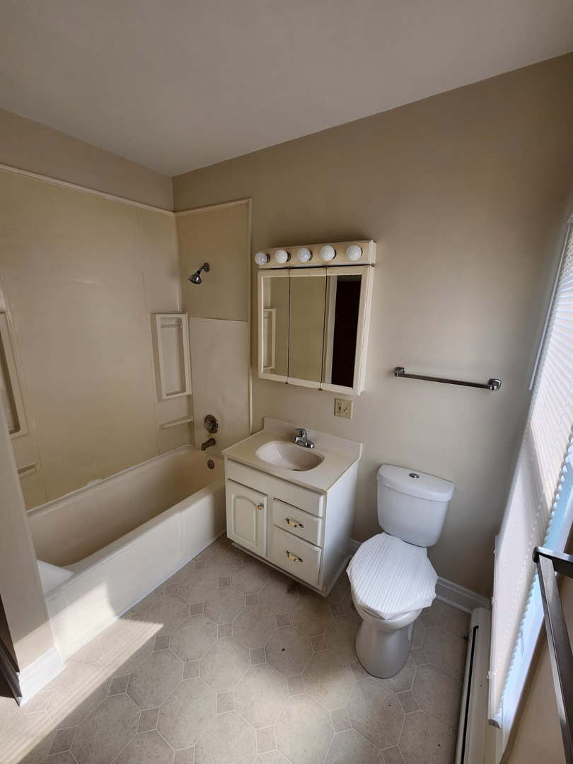 48 Crystal Street #2F, Cary, IL 60013