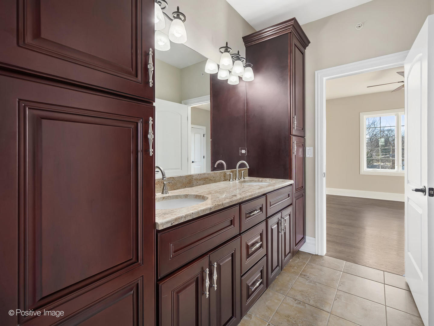 212 Holmes Avenue, Clarendon Hills, IL 60514