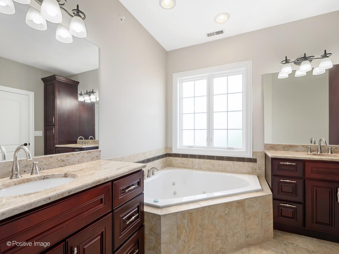 212 Holmes Avenue, Clarendon Hills, IL 60514