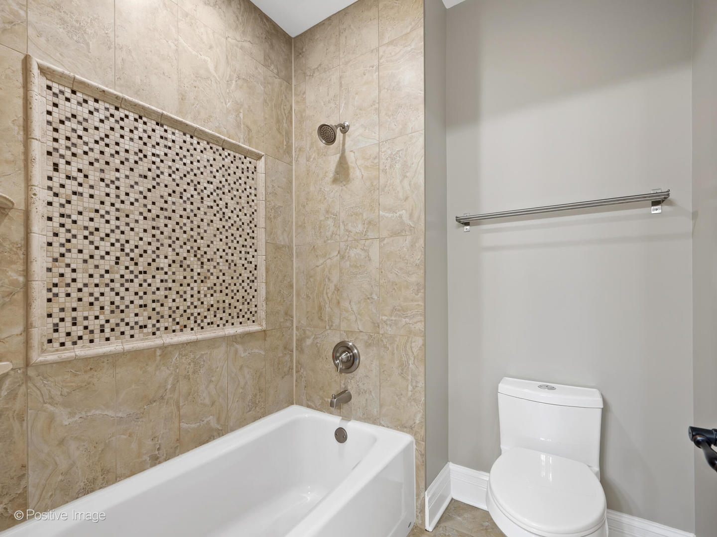 212 Holmes Avenue, Clarendon Hills, IL 60514