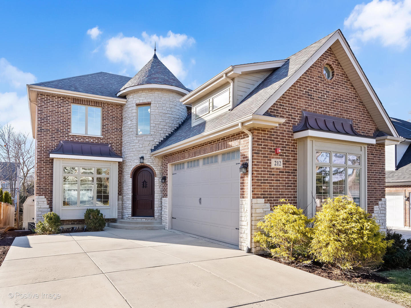 212 Holmes Avenue, Clarendon Hills, IL 60514