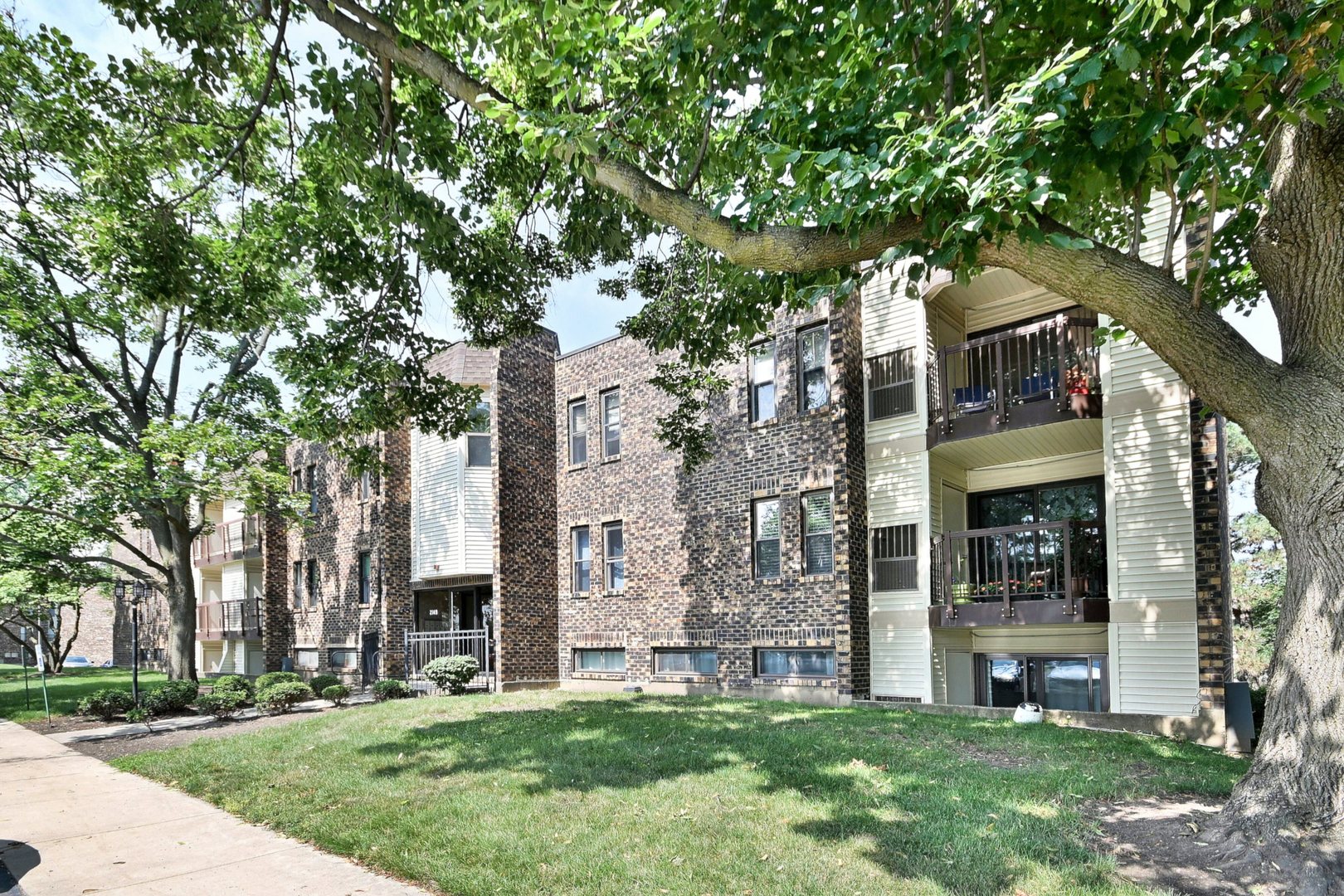 2149 Country Club Drive #13, Woodridge, IL 60517