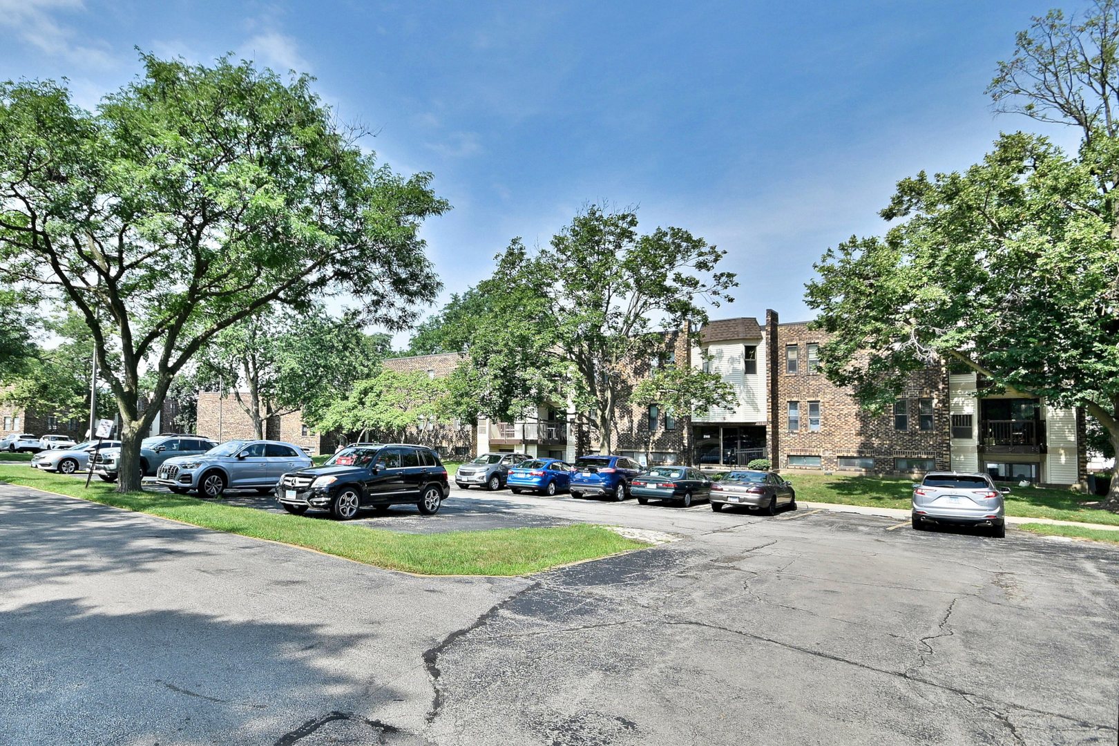 2149 Country Club Drive #13, Woodridge, IL 60517