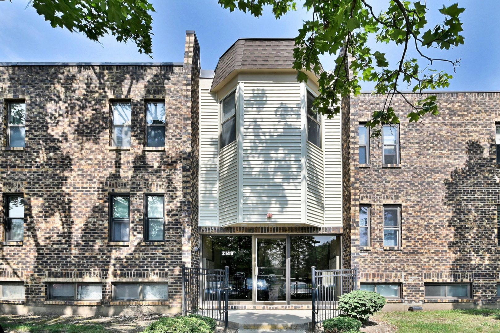 2149 Country Club Drive #13, Woodridge, IL 60517