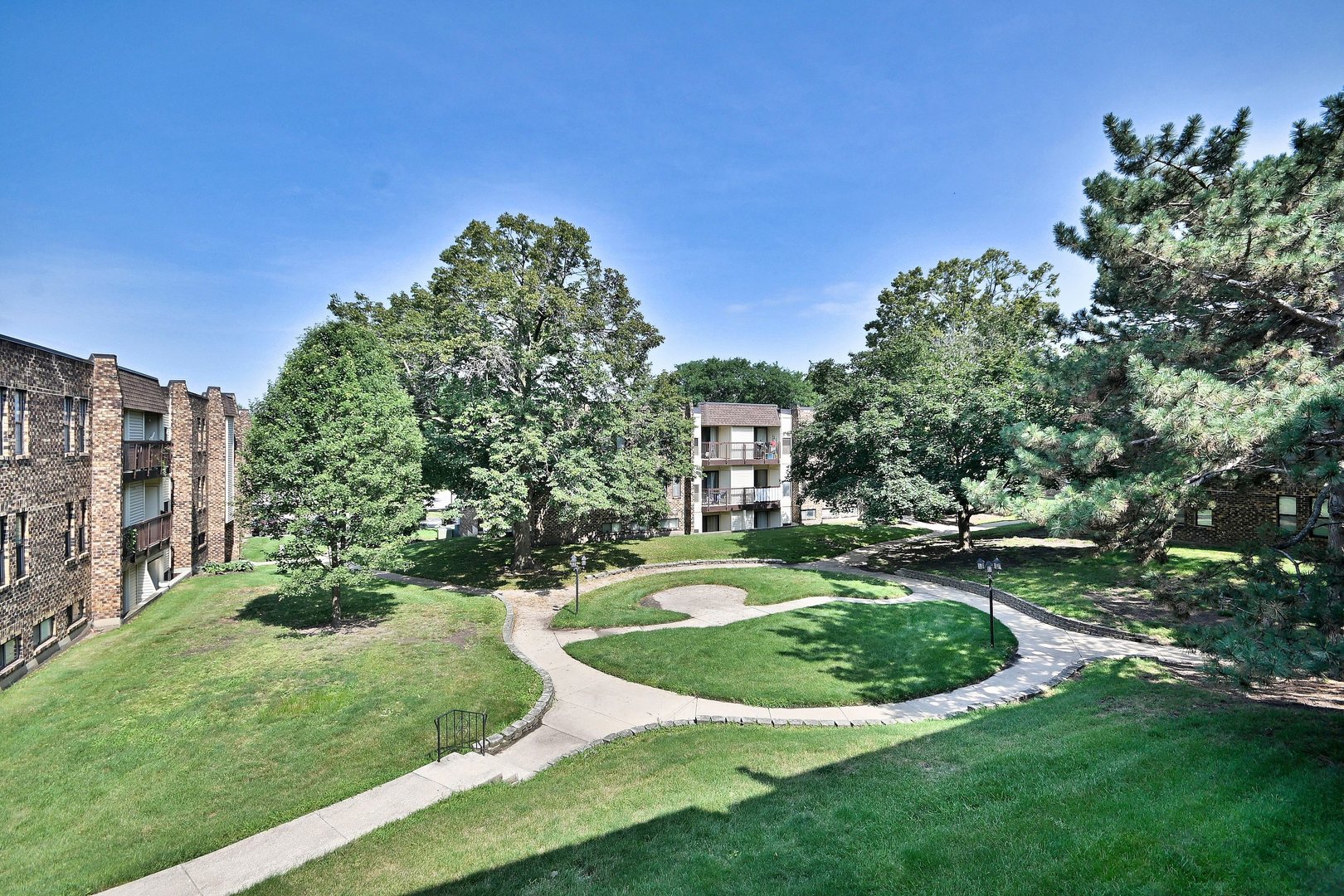 2149 Country Club Drive #13, Woodridge, IL 60517