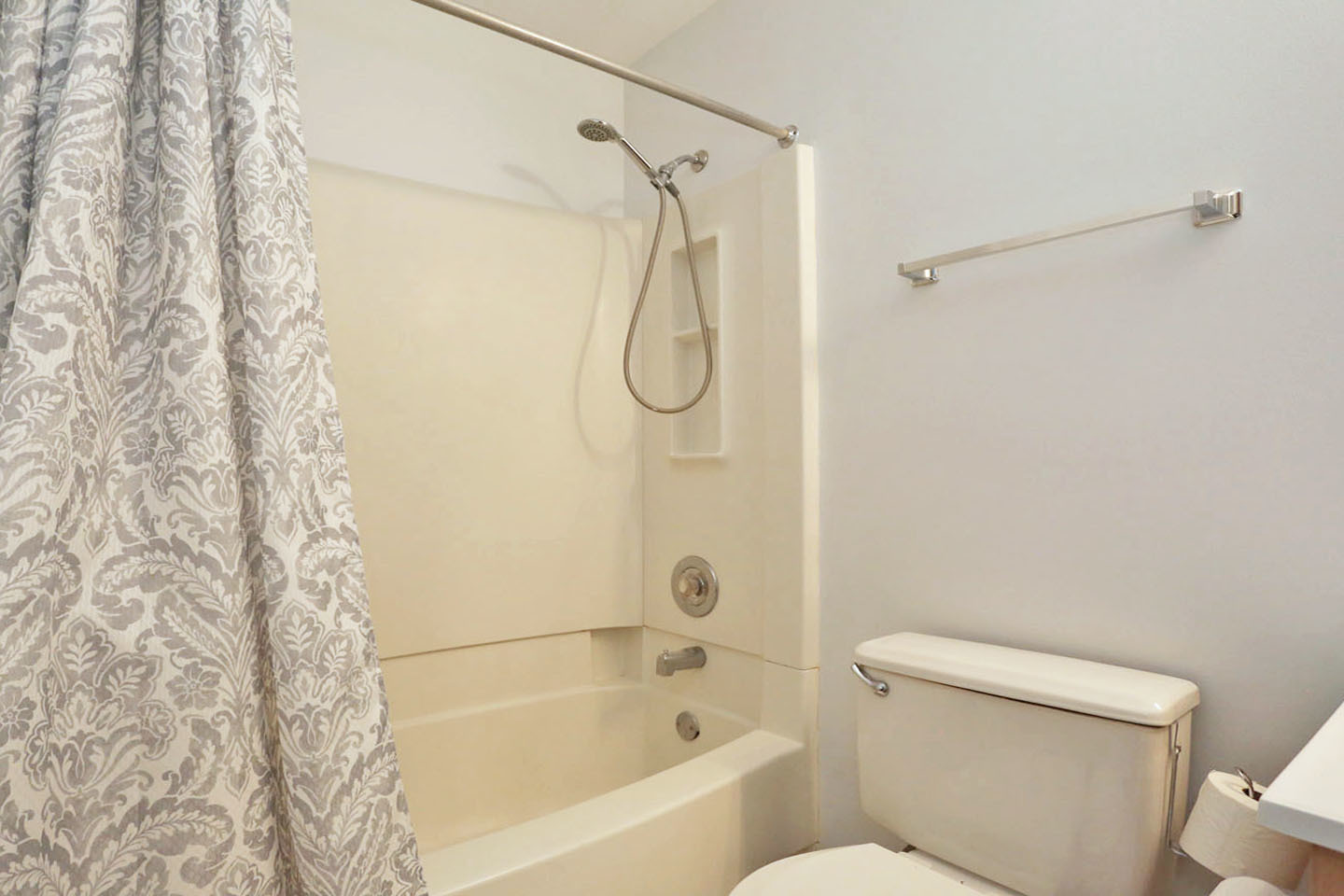 600 W Streamwood Boulevard #B, Streamwood, IL 60107