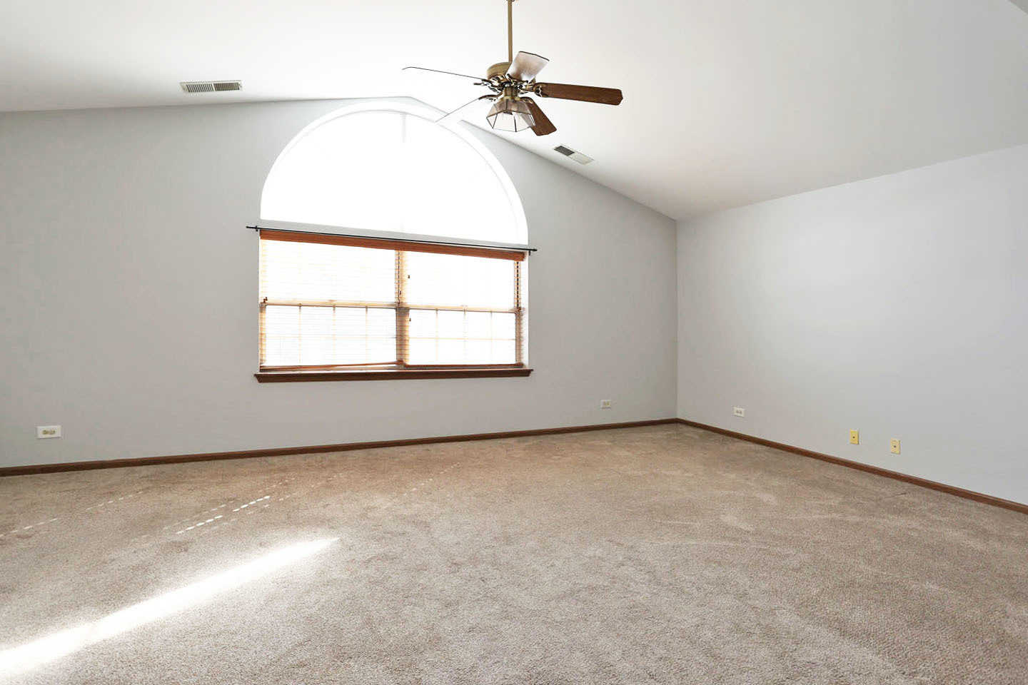 600 W Streamwood Boulevard #B, Streamwood, IL 60107
