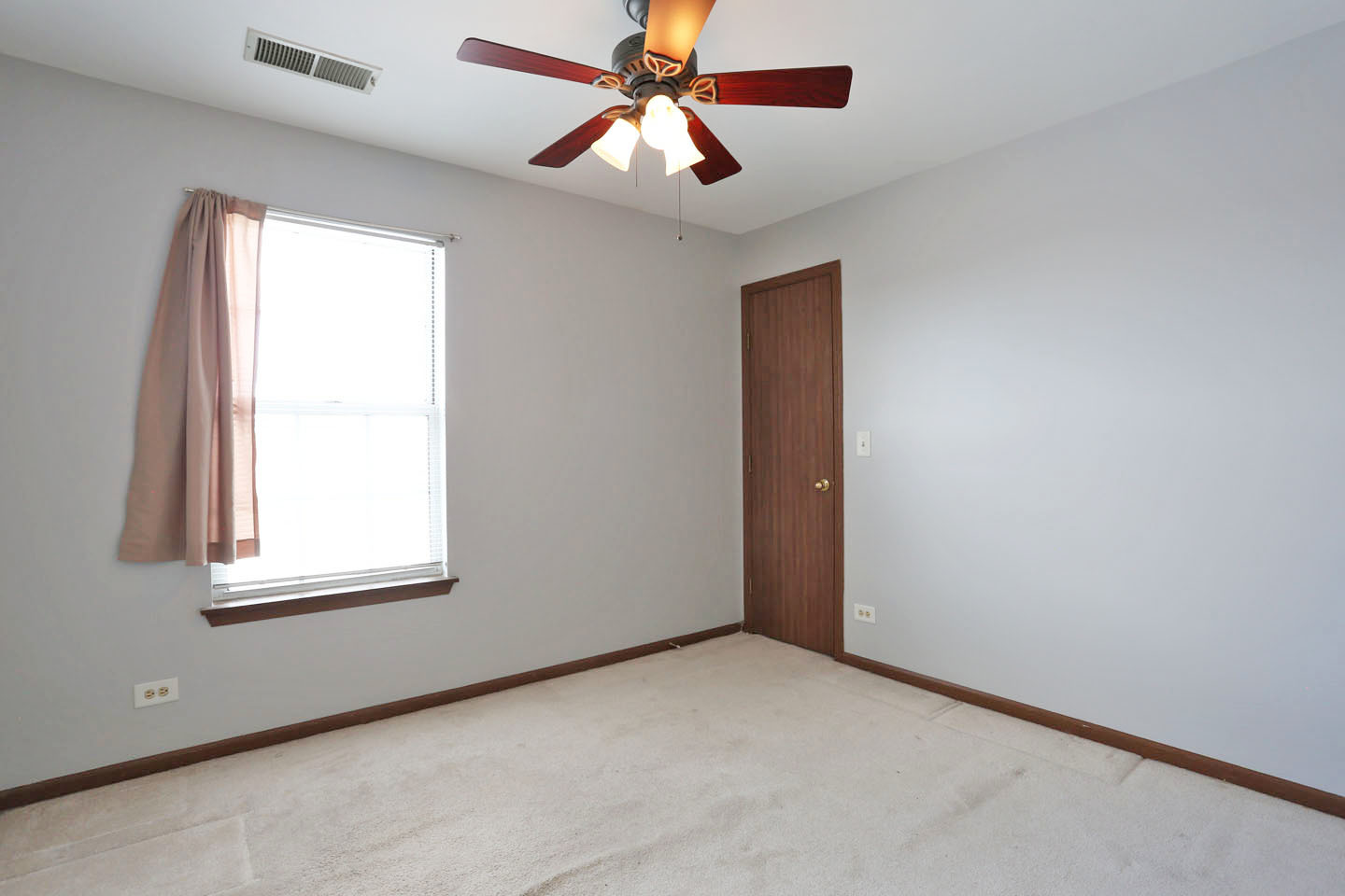 600 W Streamwood Boulevard #B, Streamwood, IL 60107
