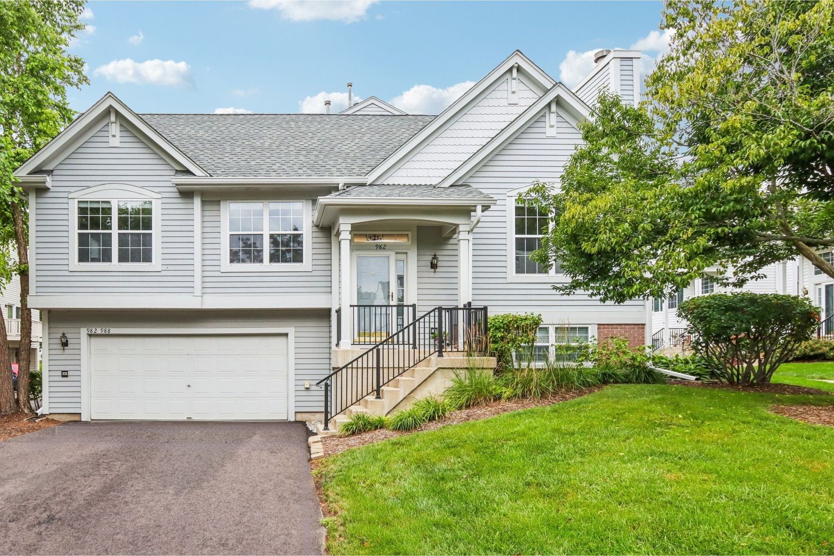 982 Manchester Circle, Grayslake, IL 60030