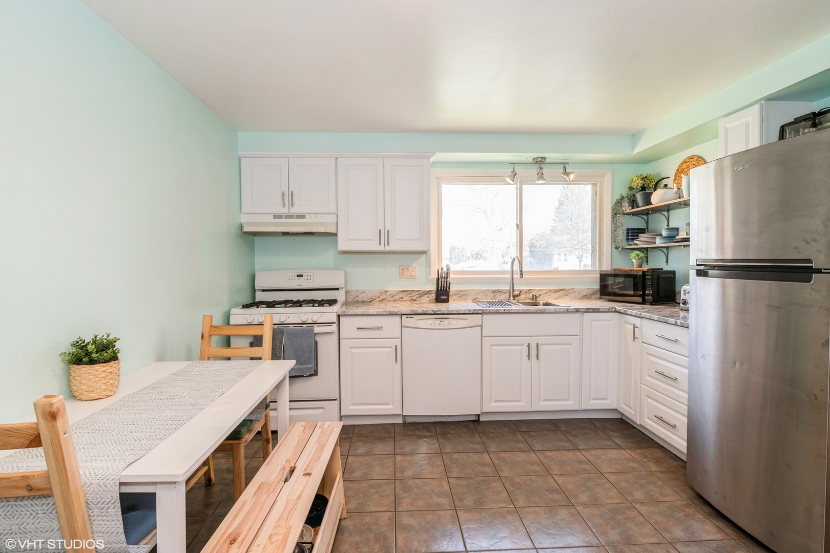 31 Medinah Avenue, Fox Lake, IL 60020