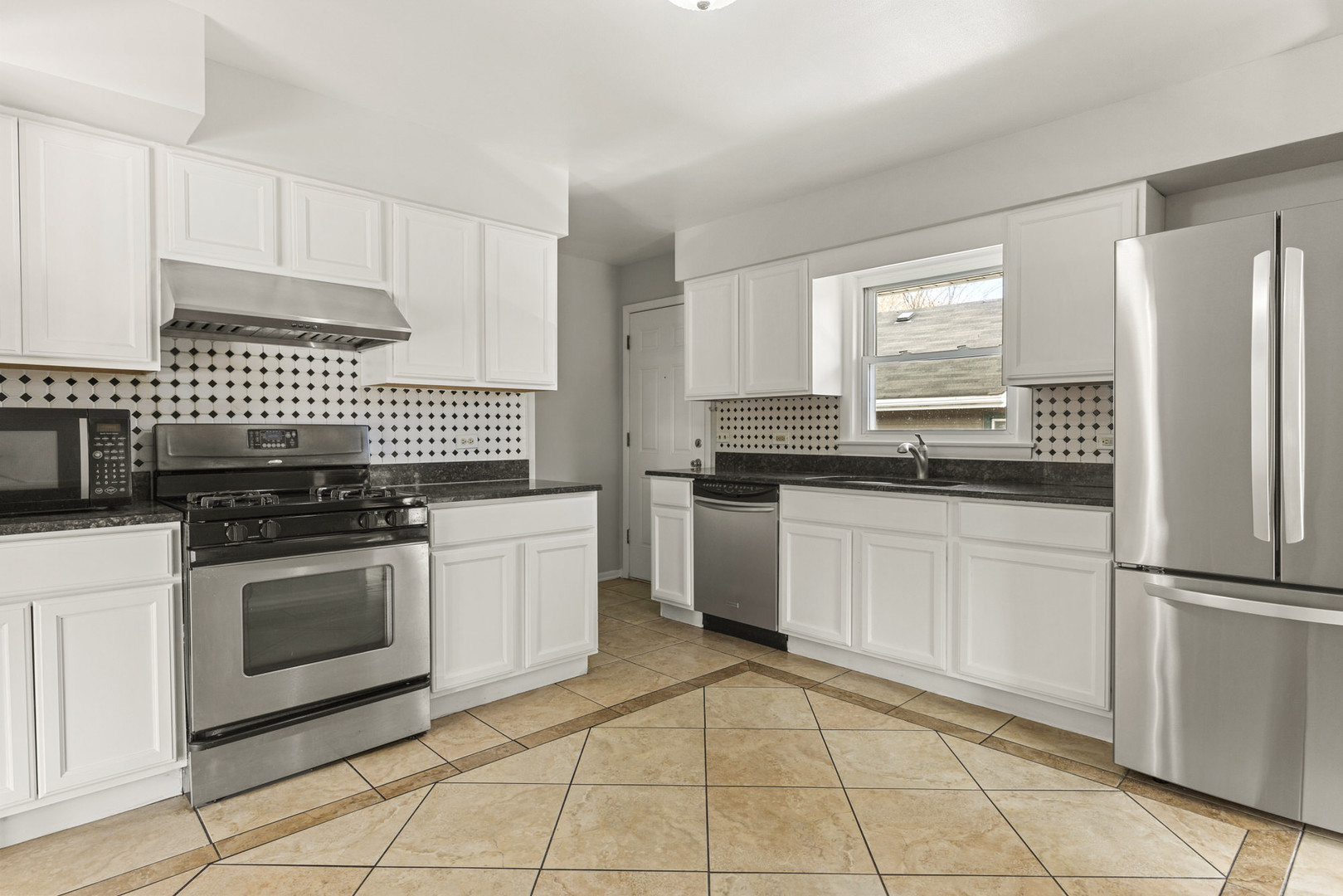 446 S LODGE Lane, Lombard, IL 60148