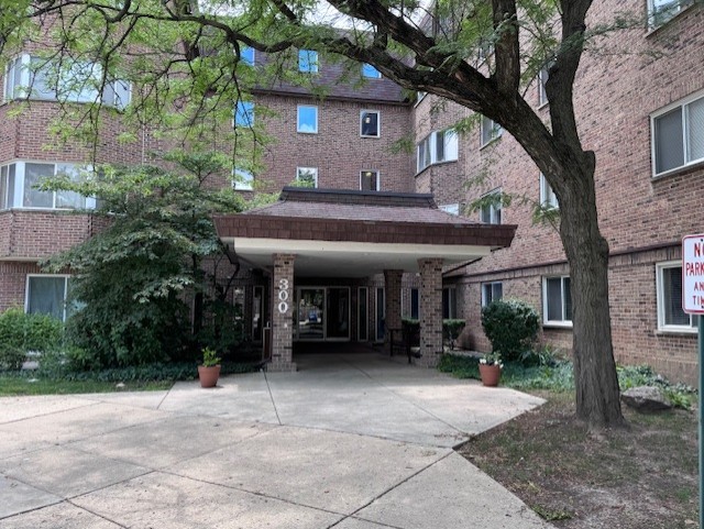 300 S Roselle Road #307, Schaumburg, IL 60193