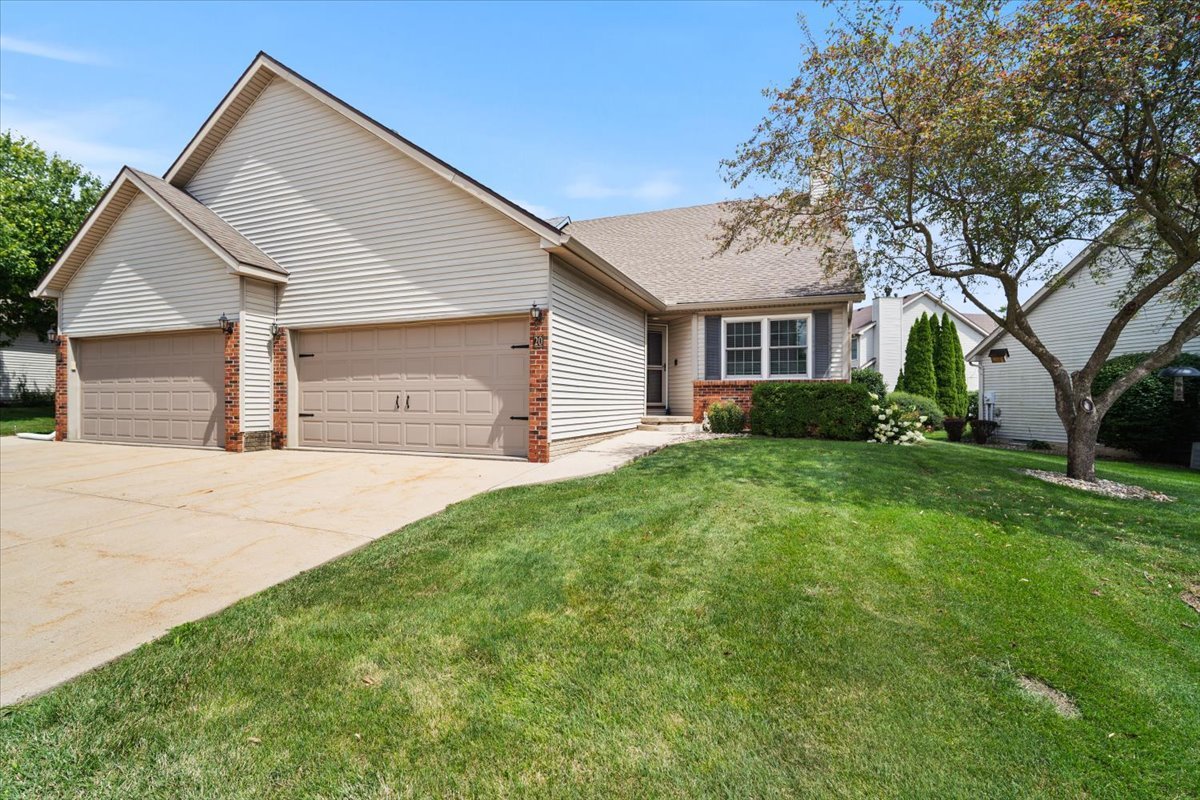 20 Crystal Court, Bloomington, IL 61704