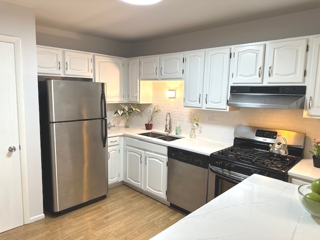 602 Eastview Court #Z1, Schaumburg, IL 60194