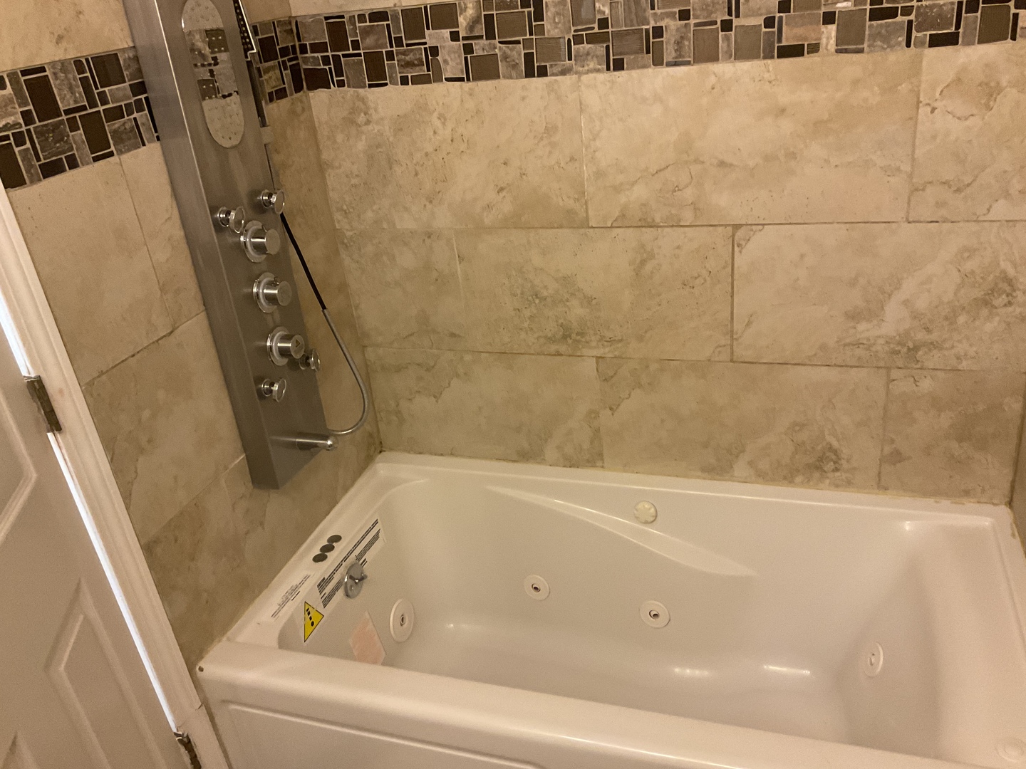 3101 W Howard Street, Chicago, IL 60645