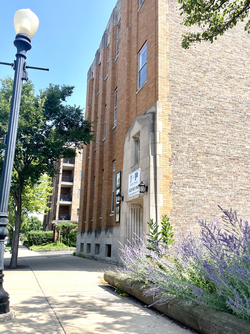 4949 Forest Avenue #200, Downers Grove, IL 60515