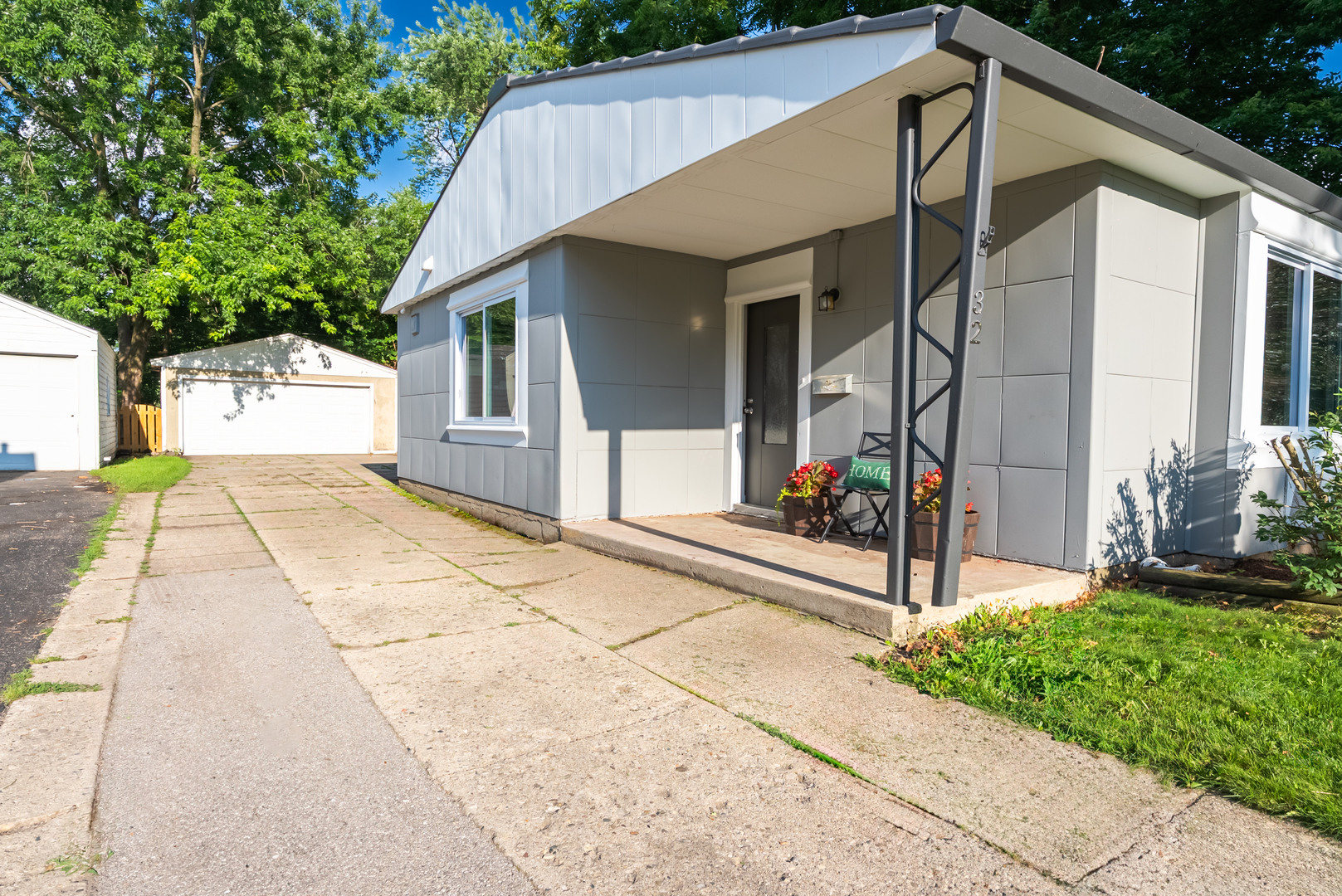 32 S Rosedale Avenue, Aurora, IL 60506